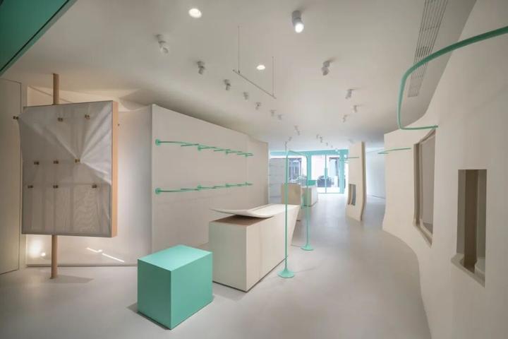 极简+绿色的专卖店设计