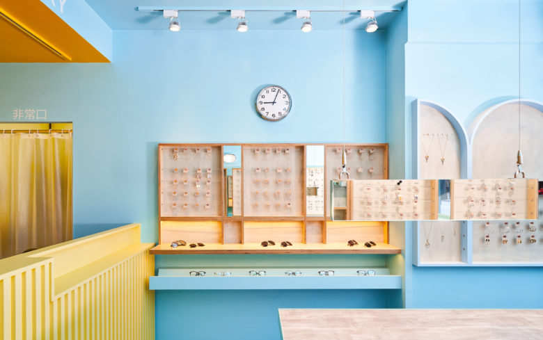 大面积撞色，小清新风的台湾运动超市设计，小资格调！