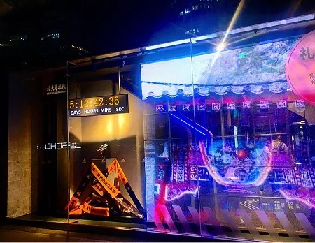 是阿迪达斯在北京旗舰店的橱窗陈列