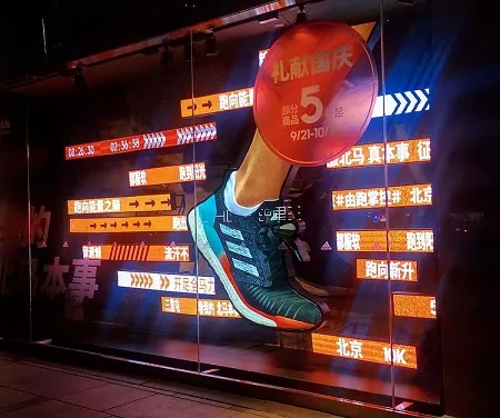 是阿迪达斯在北京旗舰店的橱窗陈列