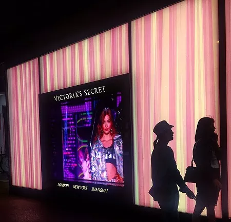 杭州的维多利亚店橱窗陈列设计