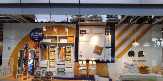 宜家正门入口的橱窗展示