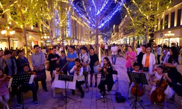 常德市武陵步行街上的弦乐表演