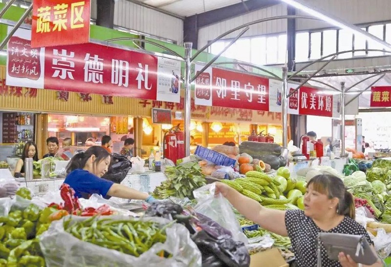 乌鲁木齐市水磨沟区长青农贸市场随处可见宣传标语
