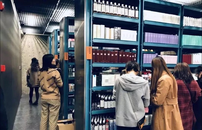 仓储式美妆店HARMAY门店设计