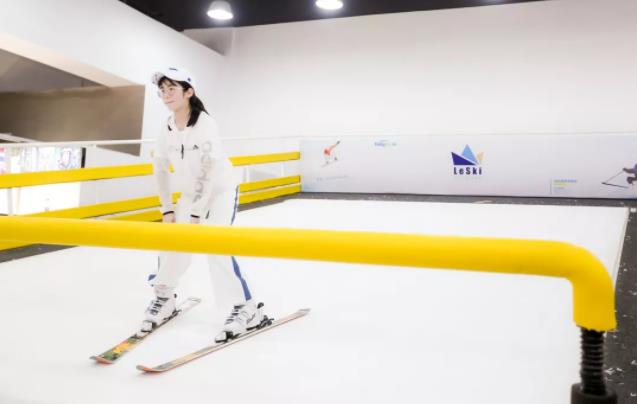 位于杭州大悦城8楼的室内滑雪