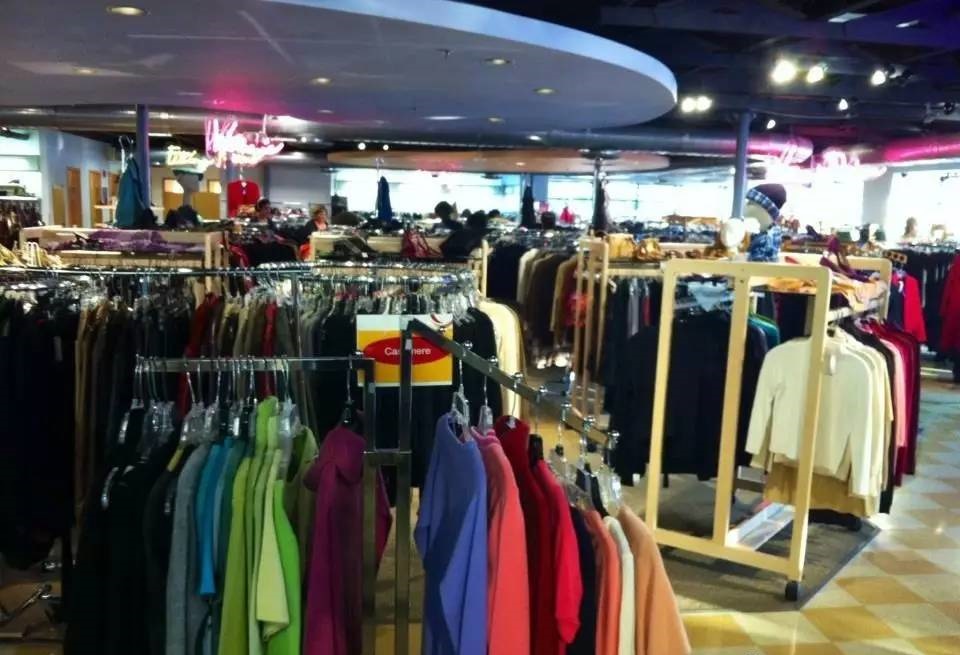 品牌服装折扣店设计改造