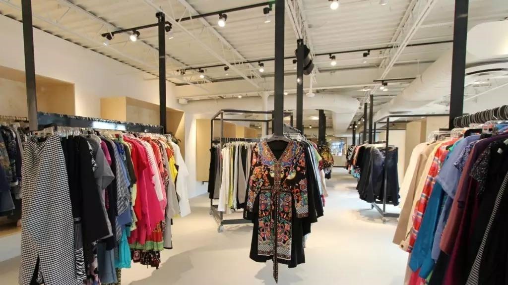 品牌服装折扣店设计改造