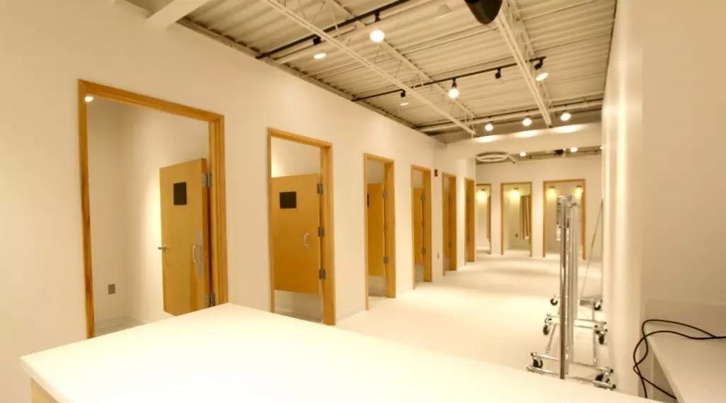 品牌服装折扣店设计改造